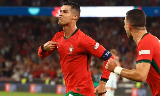 Ronaldo mừng bàn thắng phút 88 giúp Bồ Đào Nha thắng Scotland 2-1 trên sân Da Luz, thành phố Lisbon, lượt hai bảng 1 hạng A Nations League tối 8/9/2024. Ảnh: Reuters