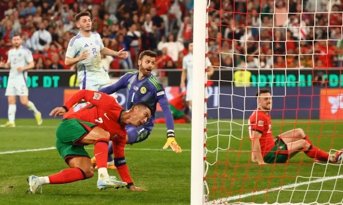 Tình huống đệm bóng thành bàn quyết định của Ronaldo. Ảnh: Reuters