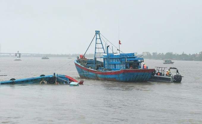 Bão Wipha xô đổ một tàu cá của ngư dân ở trên tuyến sông Chanh (phường Quảng Yên, tỉnh Quảng Ninh). Ảnh: Phạm Chiểu Bão Wipha xô đổ một tàu cá của ngư dân ở trên tuyến sông Chanh (phường Quảng Yên, tỉnh Quảng Ninh). Ảnh: Phạm Chiểu