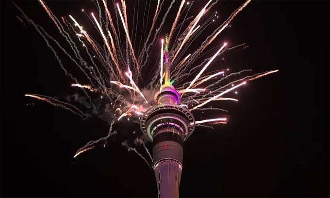 Pháo hoa mừng năm mới tại Sky Tower ở Auckland, New Zealand. Ảnh: 1news.