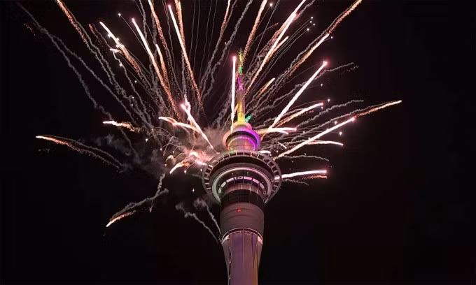 Pháo hoa mừng năm mới tại Sky Tower ở Auckland, New Zealand. Ảnh: 1news.