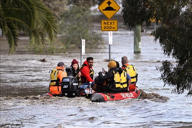 Sơ tán người dân khỏi các khu vực ngập lụt ở ngoại ô Melbourne, Australia. Ảnh tư liệu: AFP/TTXVN