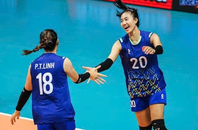 Các cầu thủ Việt Nam ăn mừng trong trận thắng Serbia ở lượt hai bảng A giải bóng chuyền U21 thế giới ở Surabaya, Indonesia. Các cầu thủ Việt Nam ăn mừng trong trận thắng Serbia ở lượt hai bảng A giải bóng chuyền U21 thế giới ở Surabaya, Indonesia.