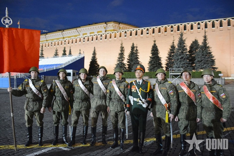 Chụp ảnh cùng quân nhân các nước.