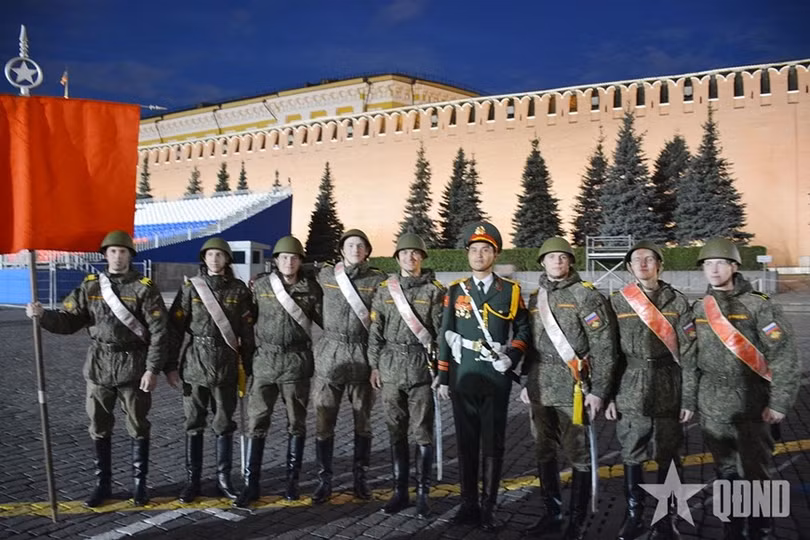 Chụp ảnh cùng quân nhân các nước.