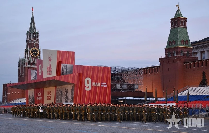 Từng khối diễu hành tiến vào Quảng trường Đỏ.