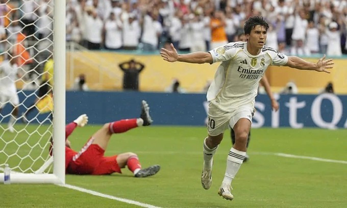 Tiền đạo Gonzalo Garcia (phải) mừng bàn mở tỷ số cho Real Madrid trong trận gặp Juventus ở vòng 1/8 FIFA Club World Cup trên sân Hard Rock, thành phố Miami Gardens, bang Florida, Mỹ ngày 1/7/2025. Ảnh: LaPresse Tiền đạo Gonzalo Garcia (phải) mừng bàn mở tỷ số cho Real Madrid trong trận gặp Juventus ở vòng 1/8 FIFA Club World Cup trên sân Hard Rock, thành phố Miami Gardens, bang Florida, Mỹ ngày 1/7/2025. Ảnh: LaPresse