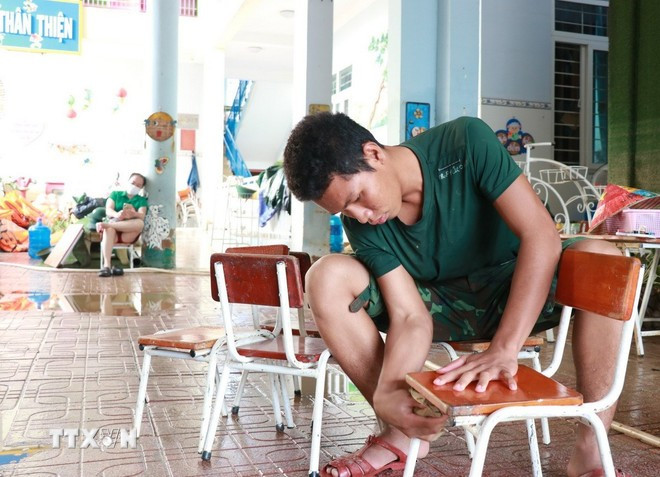 Quân đội tham gia dọn dẹp vệ sinh ở trường Trường Mầm non Vĩnh Thạnh, phường Tây Nha Trang, tỉnh Khánh Hòa. (Ảnh: Phan Sáu/TTXVN)