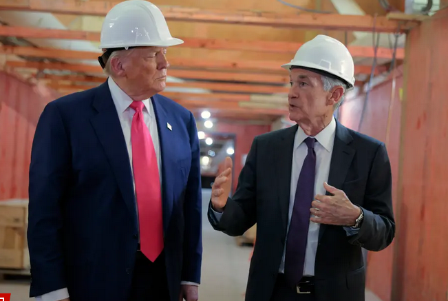 Tổng thống Mỹ Donald Trump (trái) cùng Chủ tịch Fed Jerome Powell thị sát trụ sở Fed đang được cải tạo. Ảnh: Getty Images