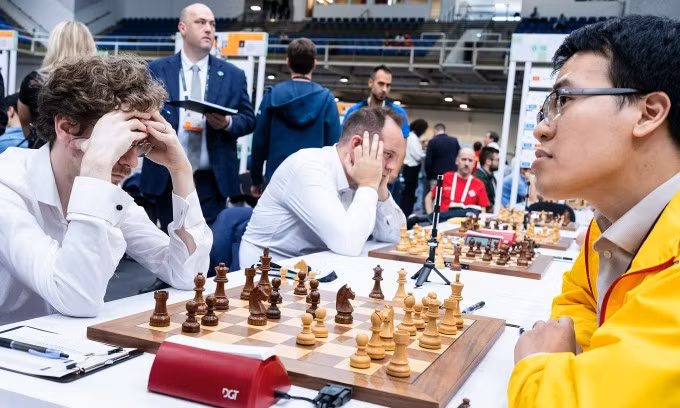 Lê Quang Liêm (phải) trong thất bại trước David Anton ở vòng 10 Olympiad cờ vua tại Budapest, Hungary ngày 21/9/2024. Ảnh: FIDE