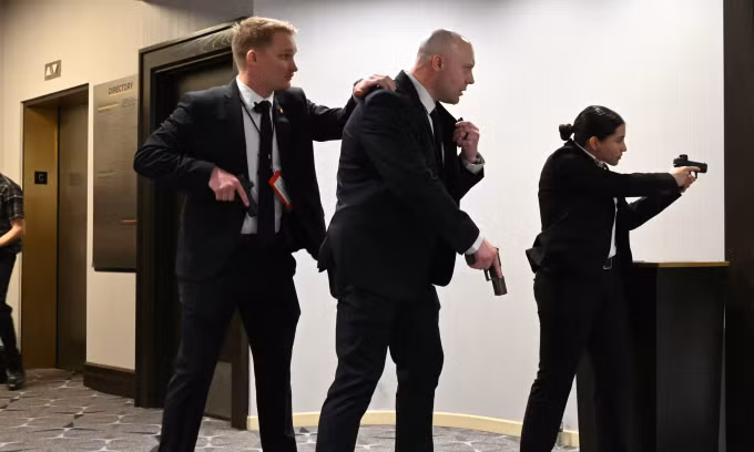 Đặc vụ Mỹ rút súng sau khi có những tiếng động lớn tại sự kiện có ông Trump tham dự ở khách sạn Washington Hilton ngày 25/4. Ảnh: AFP