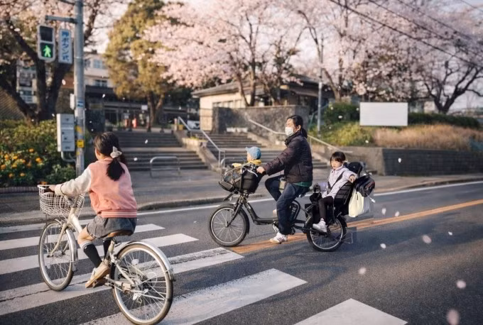 Đạp xe qua đường ở Chiba. Ảnh: Minh Cương