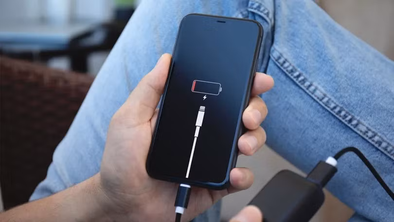 Khi pin đã hoàn toàn mất khả năng tích trữ, iPhone chỉ hoạt động khi cắm trực tiếp vào nguồn điện. Đây là tín hiệu rõ ràng nhất cho thấy pin cần được thay ngay, trước khi thiết bị không còn khả năng sao lưu toàn bộ dữ liệu. Ảnh: Asurion.