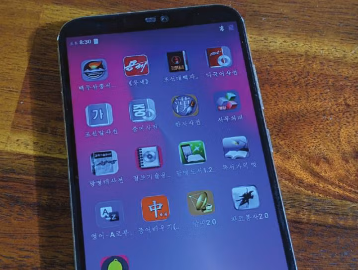 Các app trên chiếc smartphone Pyongyang 2425. Đa số trên đây là các phần mềm liên quan đến tuyên truyền, báo chí, khoa học, từ điển hoặc game.