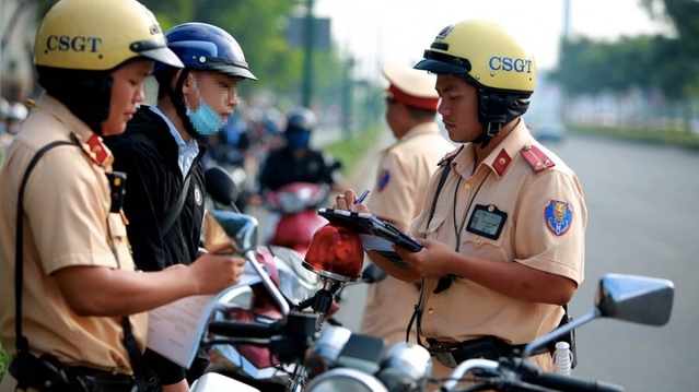 Lực lượng CSGT kiểm tra hành chính tài xế. Ảnh: Công Nguyễn Lực lượng CSGT kiểm tra hành chính tài xế. Ảnh: Công Nguyễn