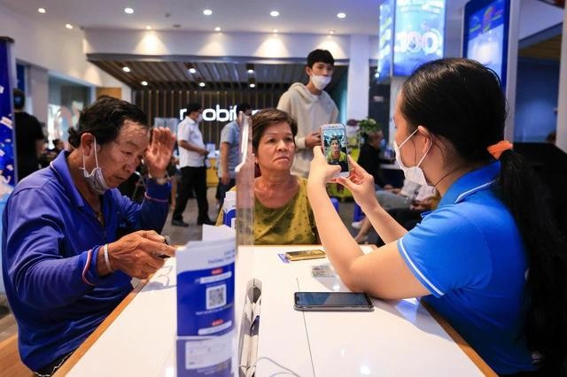 Người dân đi cập nhật thông tin chính chủ tại nhà mạng để tránh bị khóa, thu hồi số điện thoại Người dân đi cập nhật thông tin chính chủ tại nhà mạng để tránh bị khóa, thu hồi số điện thoại