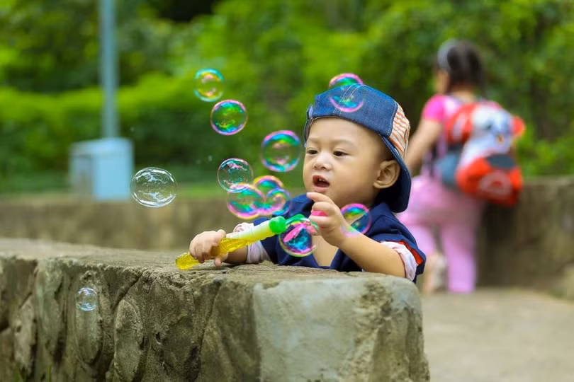 Thay vì để trẻ sử dụng điện thoại, cha mẹ cần tạo cho con những hình thức giải trí khác (Ảnh minh họa: D.H).