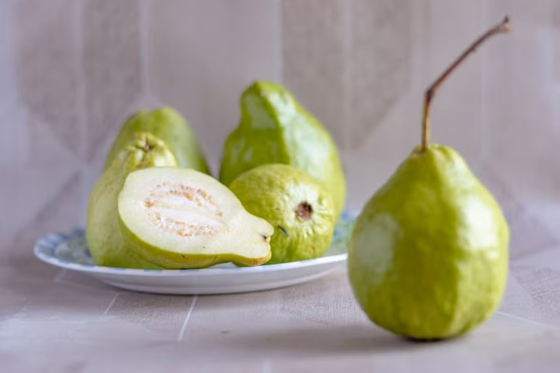 Bạn không nên ăn nhiều ổi, nên loại bỏ phần hạt khi muốn ăn. Ảnh minh họa: Pexels