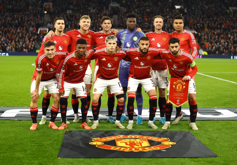 Sau trận hòa Chelsea, HLV Ruud van Nistelrooy thực hiện nhiều sự điều chỉnh. Ông để cặp trung vệ Matthijs De Ligt, Lisandro Martinez nghỉ ngơi. Amad Diallo cũng có lần đầu đá chính sau 6 trận liên tiếp ngồi dự bị.