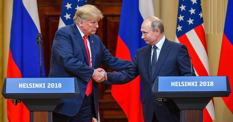 Tổng thống Mỹ Donald Trump bắt tay Tổng thống Nga Vladimir Putin tại hội nghị thượng đỉnh ở Helsinki, Phần Lan năm 2018 (Ảnh: AFP). 1866b764-91df-4a6e-8fa7-464592bf3615-1.jpg