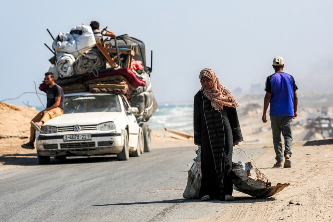 Người dân trên cung đường sơ tán từ Gaza City xuống miền nam, đoạn chạy qua Nuseirat, miền trung Gaza ngày 9/9. Ảnh: AFP Người dân trên cung đường sơ tán từ Gaza City xuống miền nam, đoạn chạy qua Nuseirat, miền trung Gaza ngày 9/9. Ảnh: AFP