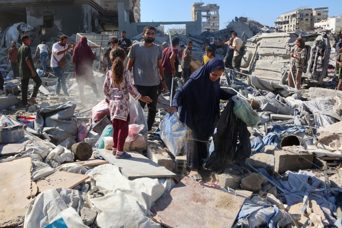 Người dân Palestine kiểm tra đống đổ nát của Tháp al-Ruya ở Gaza City, sau khi tòa nhà bị quân đội Israel phá hủy ngày 8/9. Ảnh: AFP Người dân Palestine kiểm tra đống đổ nát của Tháp al-Ruya ở Gaza City, sau khi tòa nhà bị quân đội Israel phá hủy ngày 8/9. Ảnh: AFP
