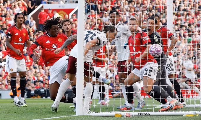 Bàn mở tỷ số của Calafiori. Ảnh: Reuters