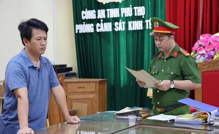 Giám đốc Công ty Tomoken Việt Nam Phan Thế Hoài tại Cơ quan điều tra Công an tỉnh Phú Thọ. Giám đốc Công ty Tomoken Việt Nam Phan Thế Hoài tại Cơ quan điều tra Công an tỉnh Phú Thọ.