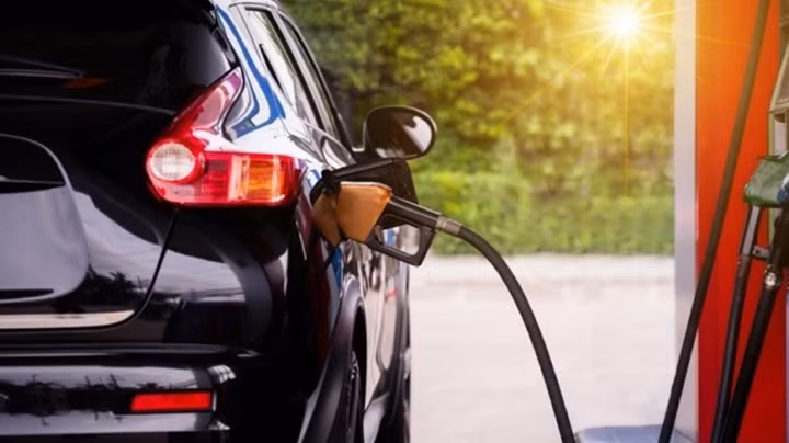 Nên tắt động cơ khi tiếp nhiên liệu cho xe. (Ảnh: Proauto)