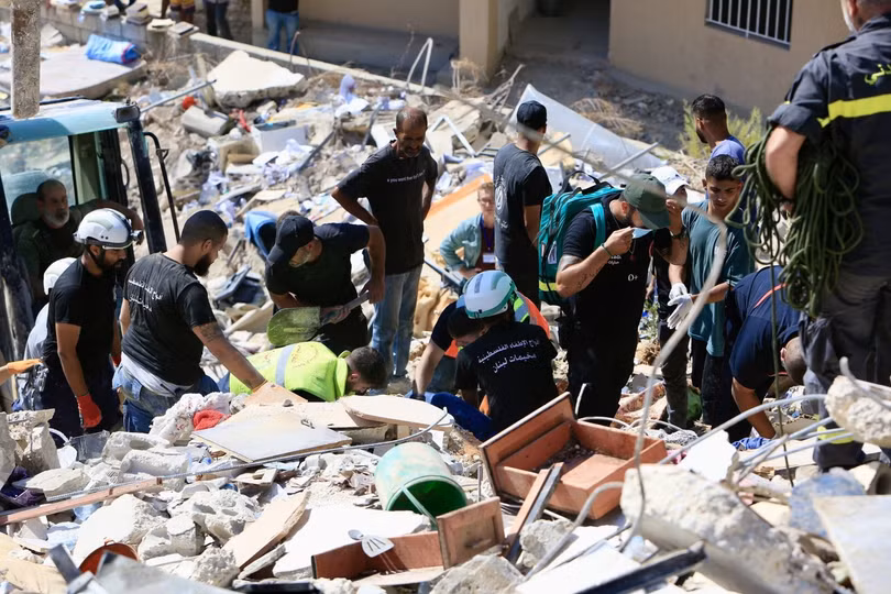 Lực lượng cứu hộ tìm kiếm nạn nhân trong đống đổ nát sau cuộc không kích của Israel xuống Ain Ed Delb, Liban ngày 30/9/2024. Ảnh: THX/TTXVN