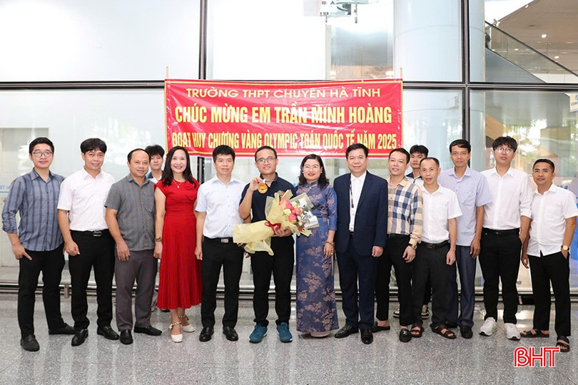 Leaders of the Ha Tinh Department of Education and Training and relatives welcomed Tran Minh Hoang at Noi Bai Airport (Hanoi) on the morning of July 21. bqbht_br_z6826587034969-854c8567e1795ddeaf25a50062ec763a.jpg