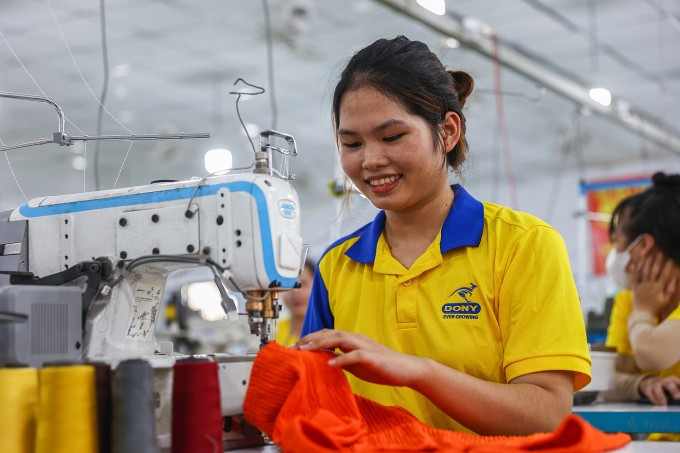 Công nhân làm việc tại công ty may mặc Dony (xã Vĩnh Lộc A, TP HCM), tháng 8/2025. Ảnh: Quỳnh Trần Công nhân làm việc tại công ty may mặc Dony (xã Vĩnh Lộc A, TP HCM), tháng 8/2025. Ảnh: Quỳnh Trần