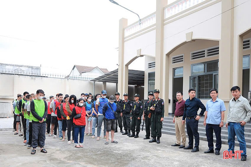Lực lượng chức năng bắt giữ 56 đối tượng liên quan đến đường dây lừa đảo xuyên quốc gia. bqbht_br_z6313676759819-3bbafece366f69eebcbd18826f08899e.jpg