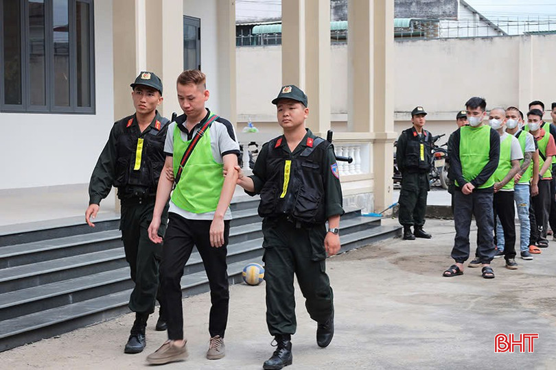 Các đối tượng bị dẫn giải về cơ quan điều tra. Các đối tượng bị dẫn giải về cơ quan điều tra.