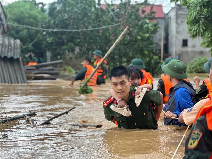 Cán bộ, chiến sĩ không quản gian khổ, hiểm nguy, phối hợp với các lực lượng chức năng và Quân đội Nhân dân lăn xả cứu dân, giúp dân khắc phục hậu quả của cơn bão lịch sử Yagi. Ảnh: BCA 676becd5a2b1c438f7b86fc7.jpg