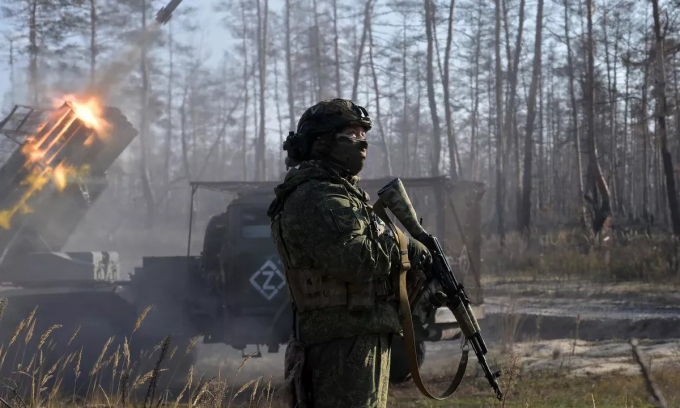 Binh sĩ Nga đứng cạnh pháo phản lực BM-21 Grad tại mặt trận Donbass hôm 29/1. Ảnh: RIA Novosti