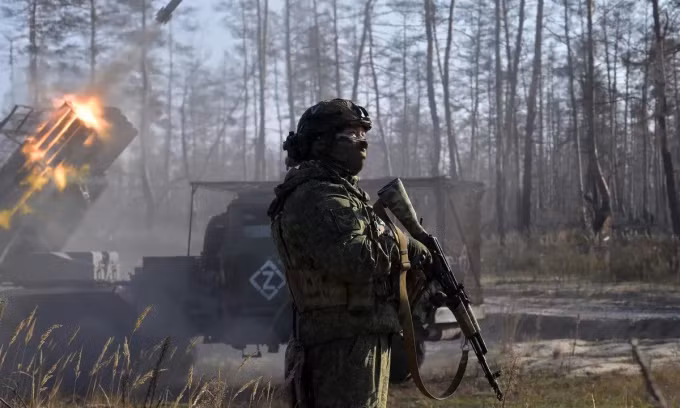 Binh sĩ Nga đứng cạnh pháo phản lực BM-21 Grad tại mặt trận Donbass hôm 29/1. Ảnh: RIA Novosti