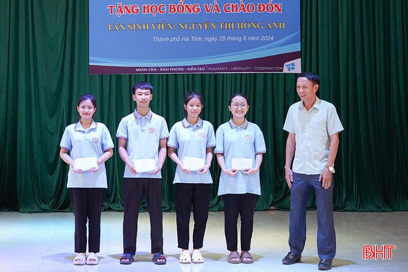 Công ty TNHH Xây dựng và Thương mại Lê Đoàn (huyện Vũ Quang) tặng các phần quà cho 4 em sinh sống tại Làng Trẻ em mồ côi Hà Tĩnh đậu đại học (tổng trị giá 26 triệu đồng). z5766989690855_7e705e5361805e9fa11a50e4bd7a77b7.jpg