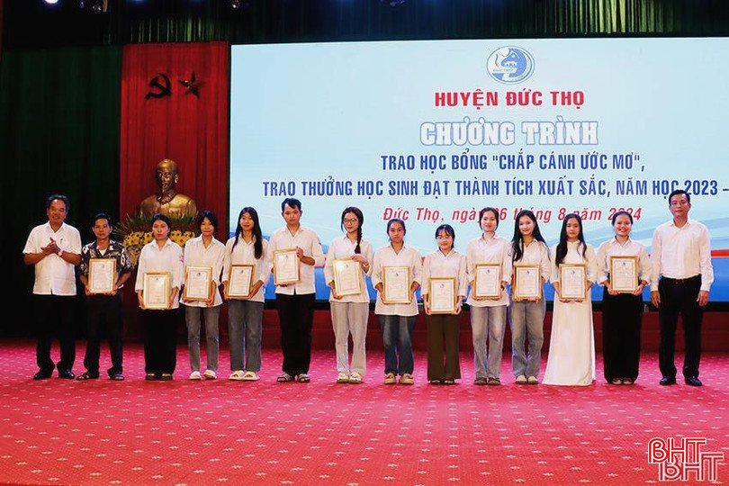 Trưởng Ban Nội chính Tỉnh ủy Nguyễn Đình Hải, Bí thư Huyện ủy Đức Thọ Nguyễn Thành Đồng trao học bổng cho 14 học sinh đậu đại học có hoàn cảnh khó khăn năm 2024 với tổng số tiền 185 triệu đồng. LIA.jpg
