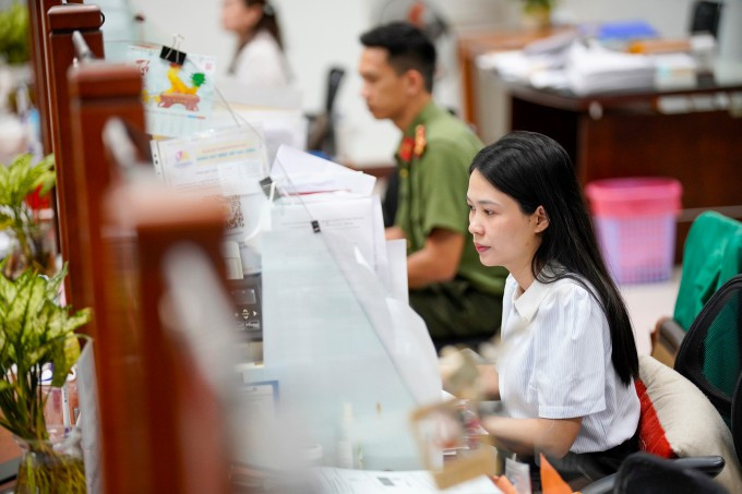 Công chức làm việc tại Trung tâm hành chính TP Đà Nẵng, tháng 5/2025. Ảnh: Nguyễn Đông Công chức làm việc tại Trung tâm hành chính TP Đà Nẵng, tháng 5/2025. Ảnh: Nguyễn Đông