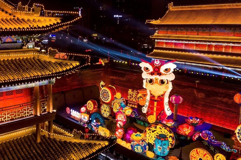 Lễ hội đèn lồng chào đón Tết Nguyên Đán tại tỉnh Thiểm Tây, Trung Quốc. Hàng triệu gia đình trên khắp thế giới đang chuẩn bị đón Tết Nguyên đán, đánh dấu bước sang năm mới Ất Tỵ. Ảnh: Tân Hoa xã.