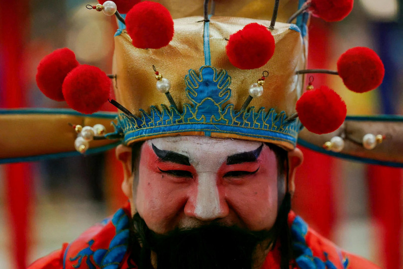 Một người đàn ông hóa trang thành "Caishen" hay Thần Tài, thu hút mọi người tại một trung tâm mua sắm, trước Tết Nguyên đán, ở South Tangerang, ngoại ô Jakarta, Indonesia.