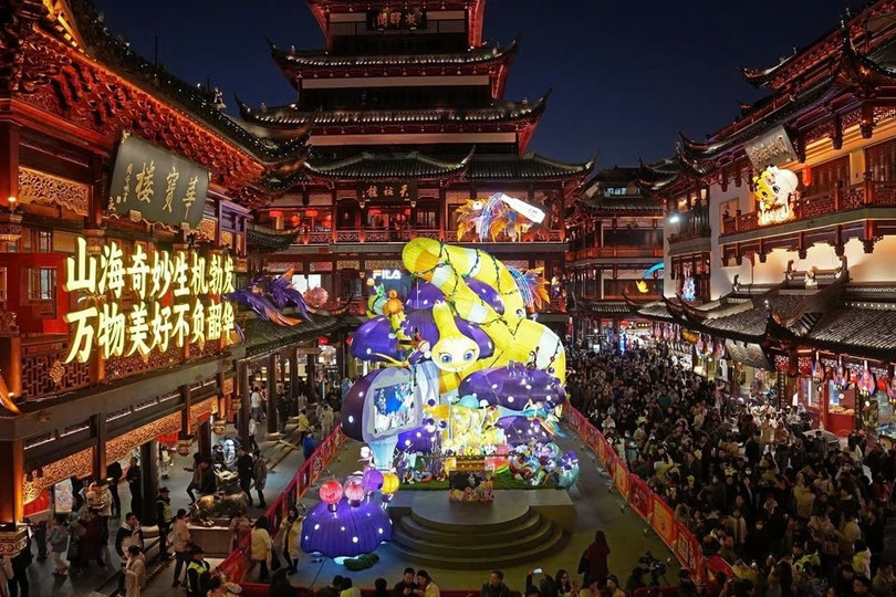 Đèn lồng hình con rắn tại lễ hội Yuyuan Garden Lantern Festival năm 2025 của Thượng Hải (Trung Quốc). Ảnh: VCG.