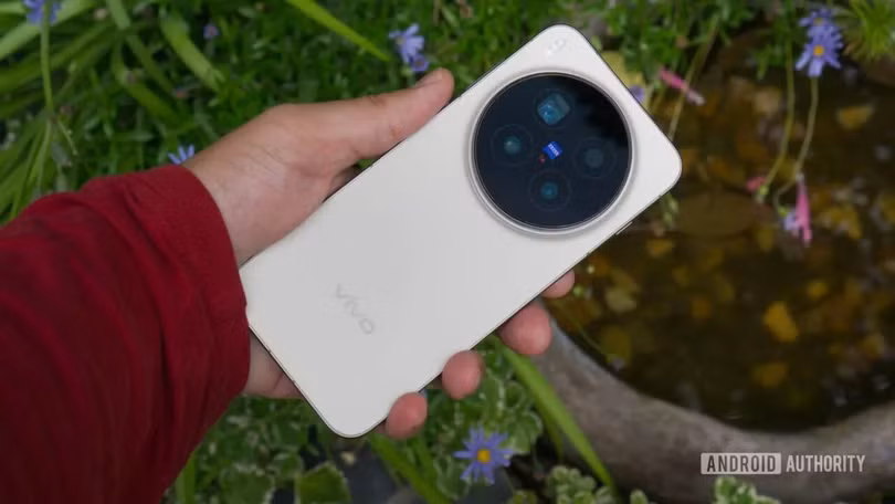 Các đối thủ đến từ Trung Quốc như Vivo đã đi trước Samsung khi trang bị camera tele 200mp trên mẫu X300 Pro. Ảnh: AndroidAuthority.