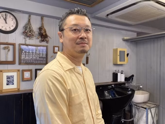 Takahiro Noguchi cho biết 60% khách hàng tại tiệm chọn dịch vụ ít hoặc không trò chuyện. ẢNh: MAI YOSHIKAWA