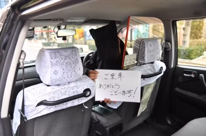 Dịch vụ Kuroko Taxi của Sanwa Koutsu, tài xế giao tiếp với hành khách chỉ thông qua cử chỉ và tin nhắn. Ảnh: Kuroko Taxi