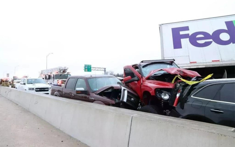 Vụ tai nạn thảm khốc năm 2023 đã khiến chính quyền bang Texas chuyển sang dùng biển báo giới hạn vận tốc điện tử. Ảnh: NTSB.