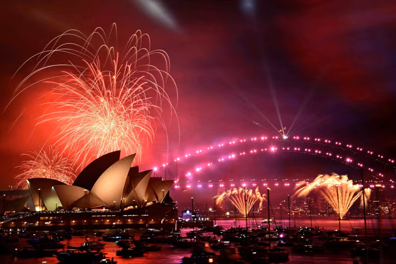 Trước đó, pháo hoa đã nổ lúc 21h trong lễ đón năm mới sớm ở Sydney, Australia. Sự kiện bắn pháo hoa đêm giao thừa tại Sydney, New South Wales, Australia gồm hai đợt. Đợt đầu diễn ra vào lúc 21h và đợt hai diễn ra vào đúng giao thừa. Ảnh AAP/Bianca De Marchi.