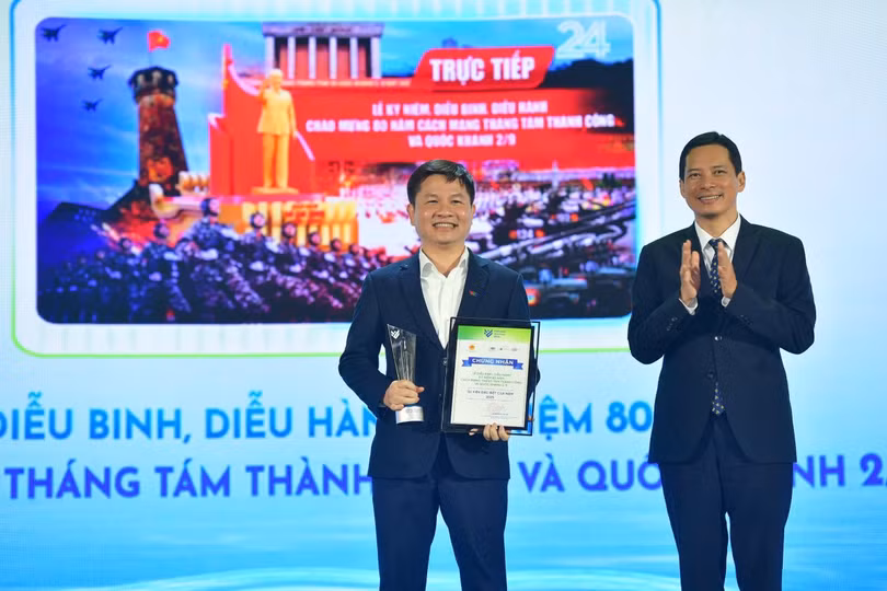 Đại diện êkíp Lễ kỷ niệm 80 năm Cách mạng Tháng Tám và Quốc khánh 2/9 nhận giải "Sự kiện đặc biệt của năm". Ảnh: Quỳnh Trần