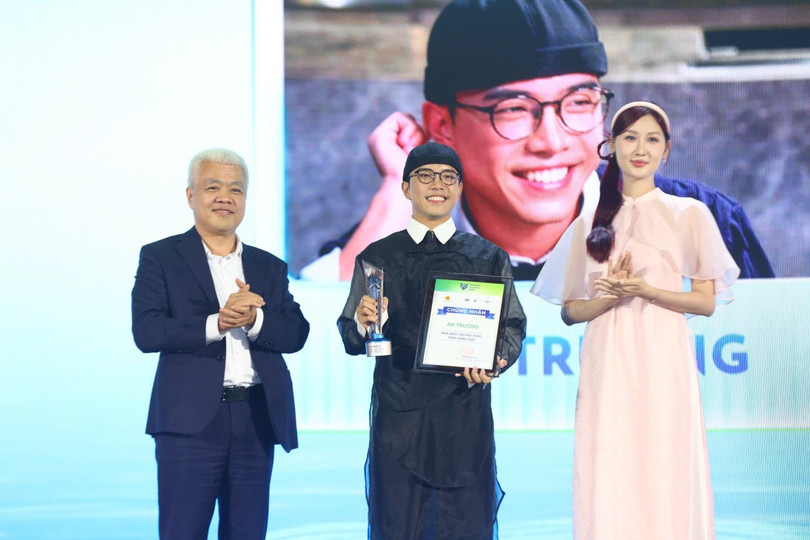 An Trương được xướng tên ở hạng mục &quot;Nhà sáng tạo nội dung triển vọng&quot;. Ảnh: Quỳnh Trần